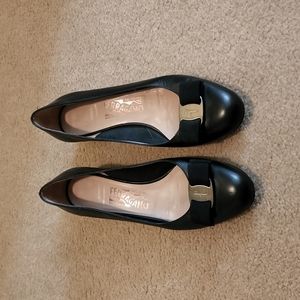 EUC Ferragamo Vara Pumps